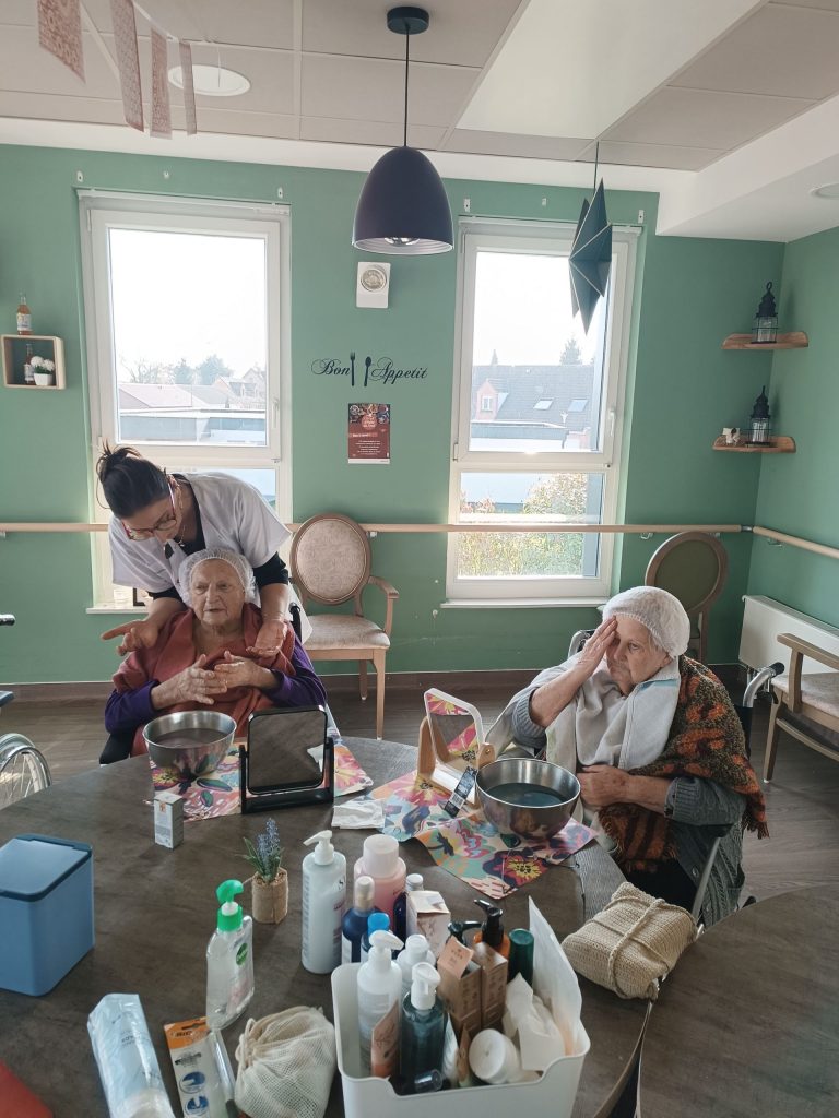Atelier Bien-être : Soin du Visage pour Célébrer la Journée de la Femme en EHPAD